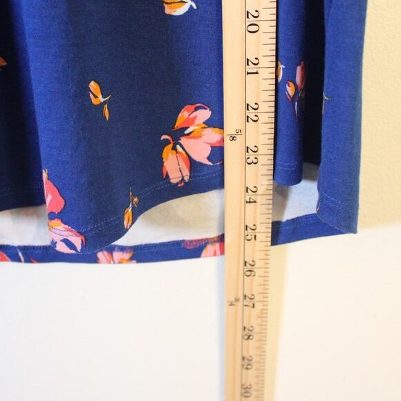 Daniel Rainn Women’s Small Blue Floral Blouse Short Sleeve Split Neck Top - Picture 4 of 8